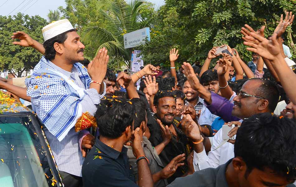 Ys Jagan Visitation to bandarport victims - Sakshi19