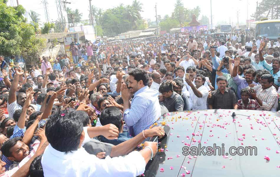 Ys Jagan Visitation to bandarport victims - Sakshi26