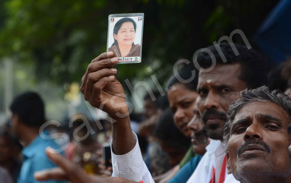 Jayalalithas critical health25