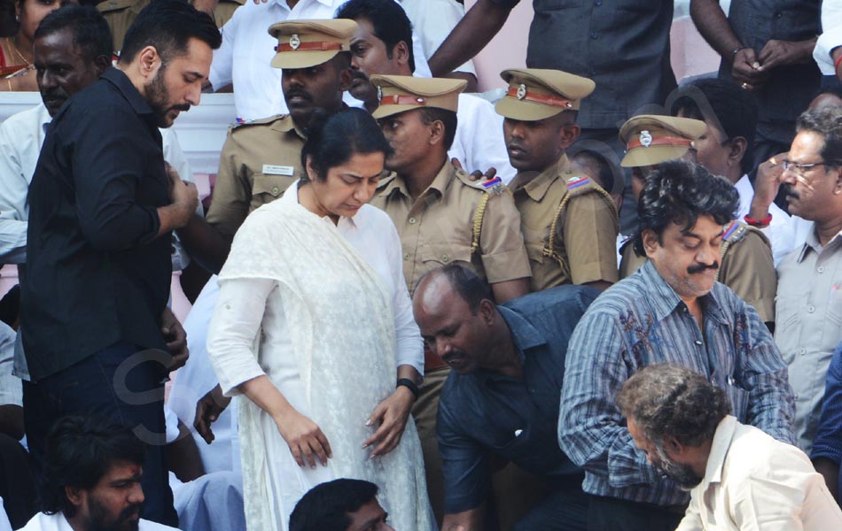 Jayalalithaa passes away - Sakshi28