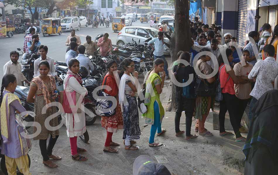 Long queues at banks no money in ATMs - Sakshi5