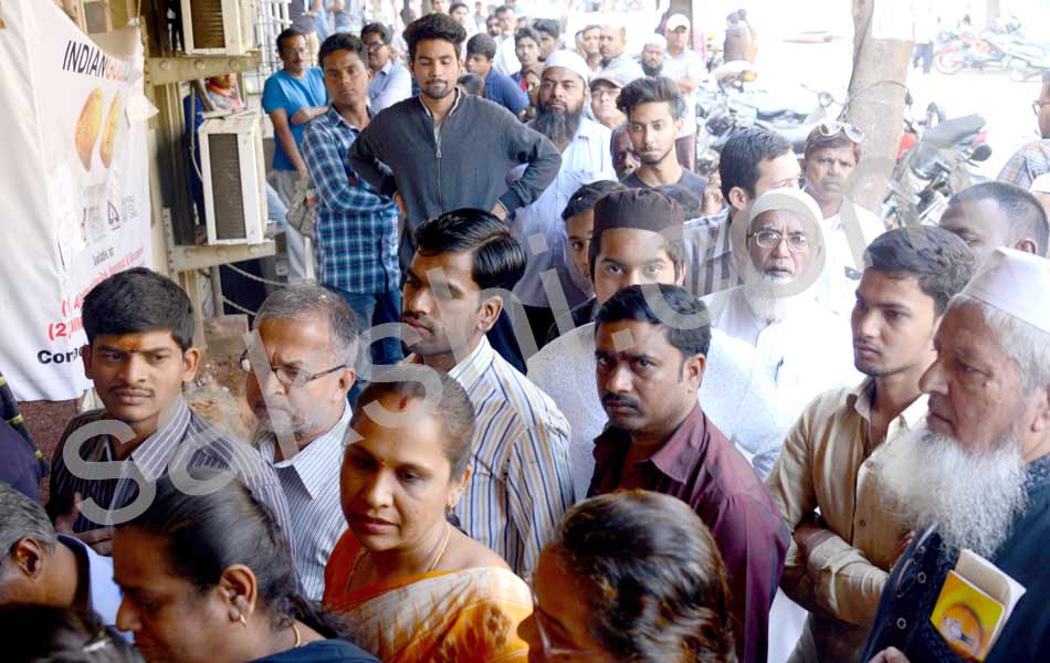 Long queues at banks no money in ATMs - Sakshi15