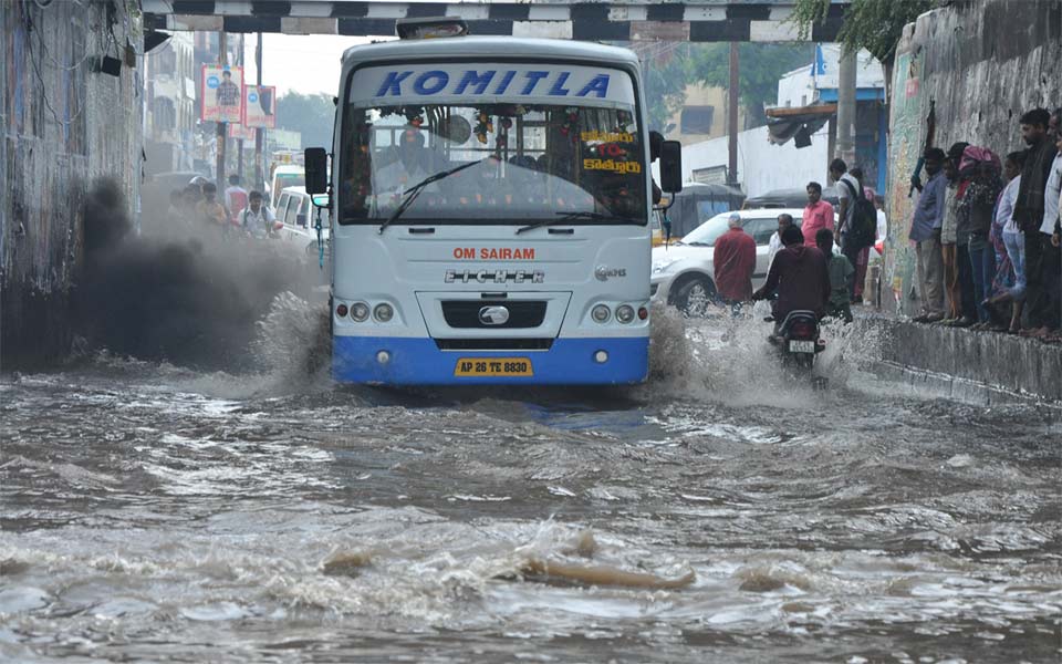 Vardah creates havoc - Sakshi5