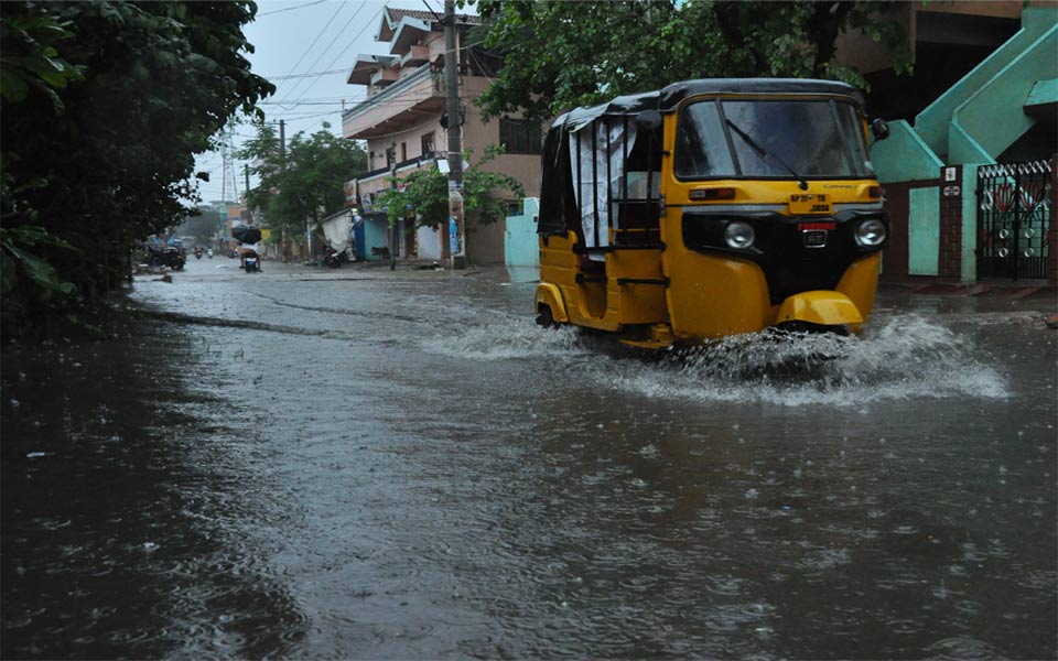 Vardah creates havoc - Sakshi10