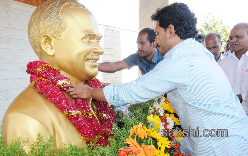 ys jaganmohan reddy visit dasthagiramma house - Sakshi17