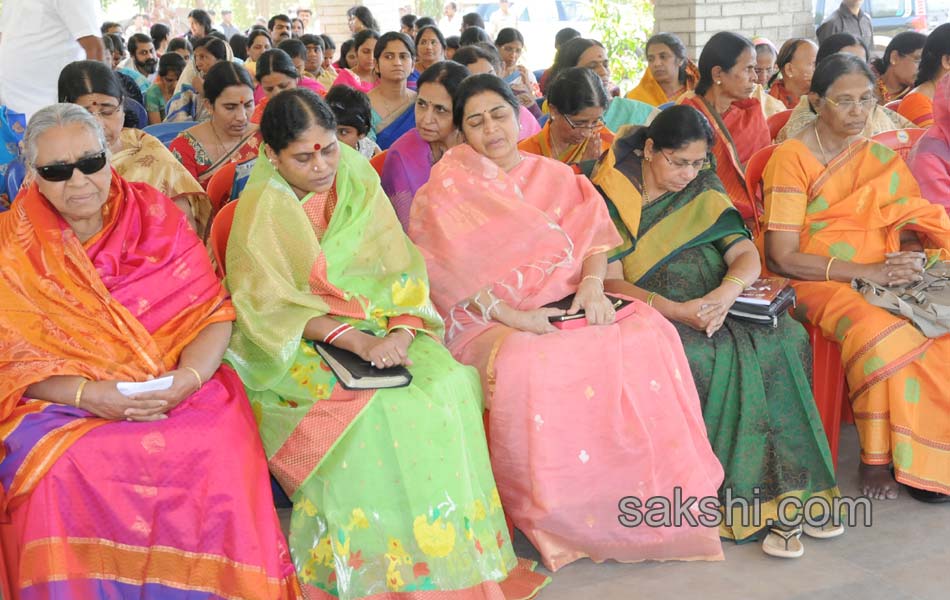 ys jaganmohan reddy visit dasthagiramma house - Sakshi18