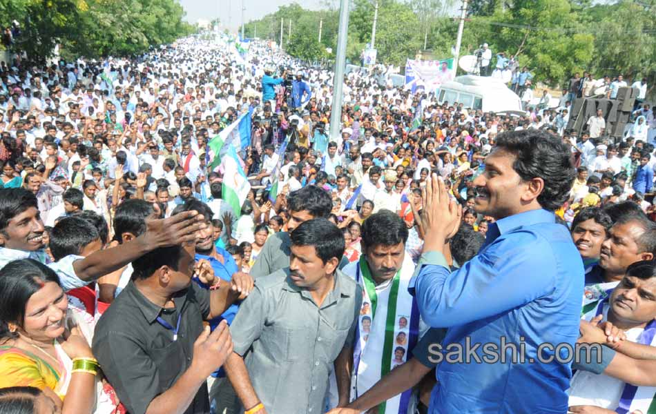 ys jagan maha dharna at pulivendula - Sakshi1