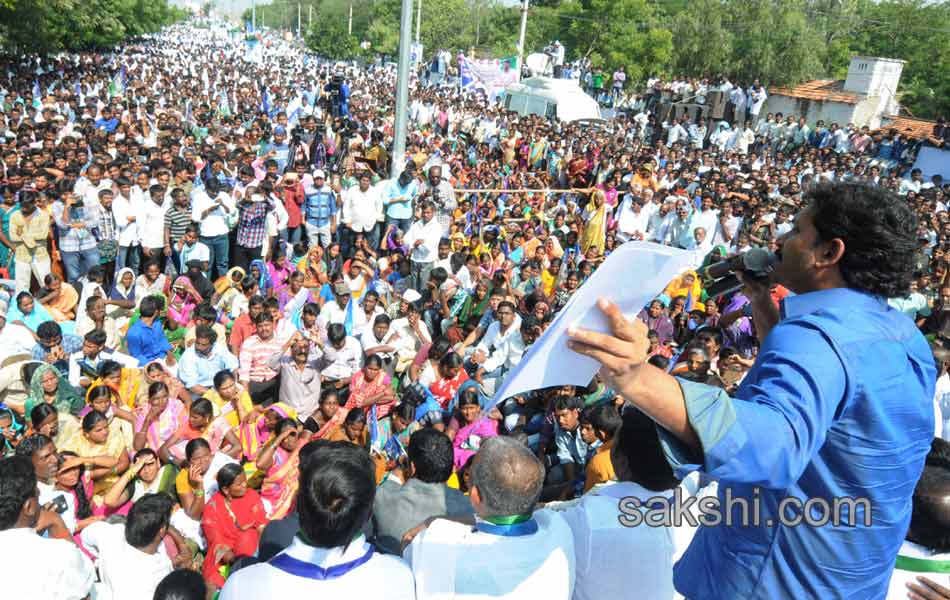 ys jagan maha dharna at pulivendula - Sakshi3