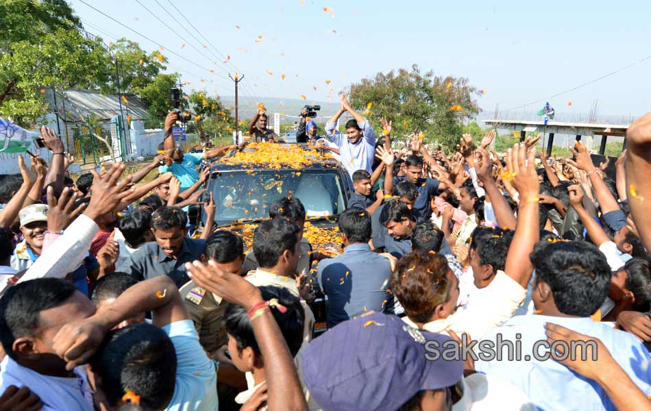 ys jagan mohan reddy raithu barosa yatra in kurnool - Sakshi6