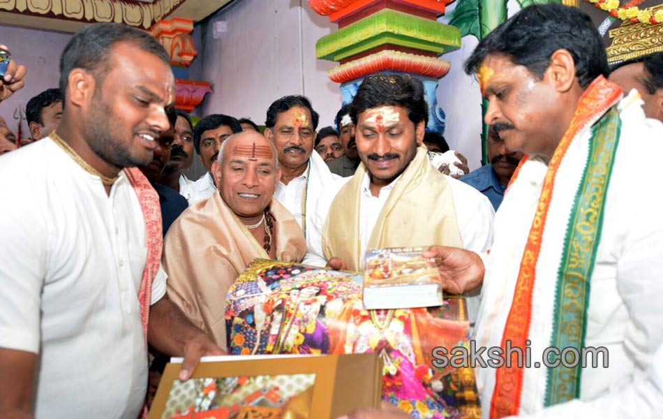 ys jagan in srisailam mallanna temple - Sakshi4