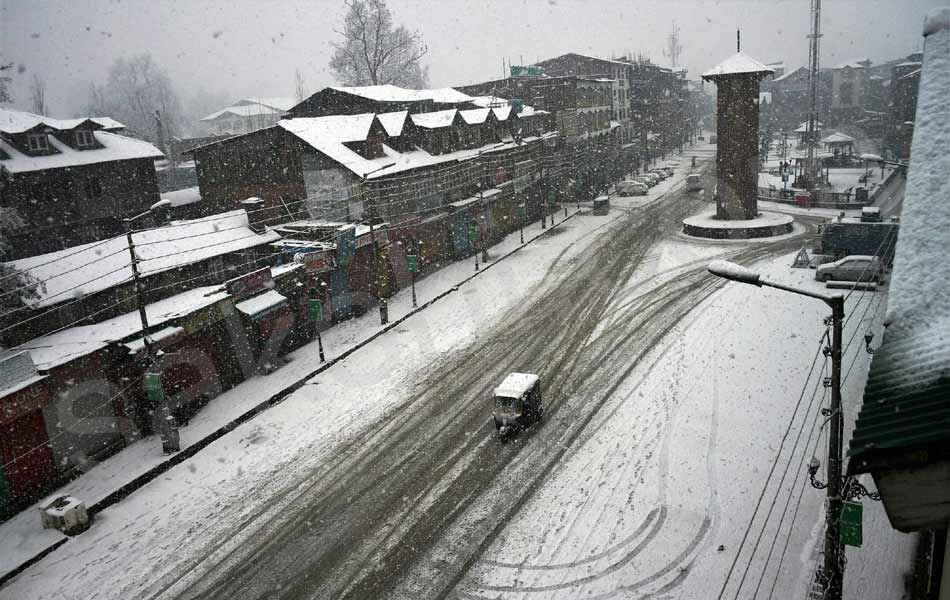 snowfall at North India attracts tourists6