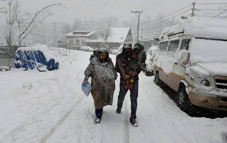 snowfall at North India attracts tourists3