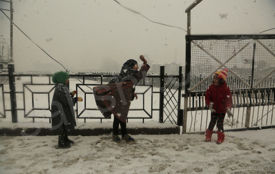 snowfall at North India attracts tourists10