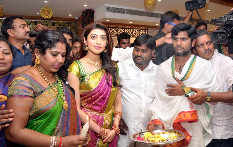 heroine pranitha in NLR4