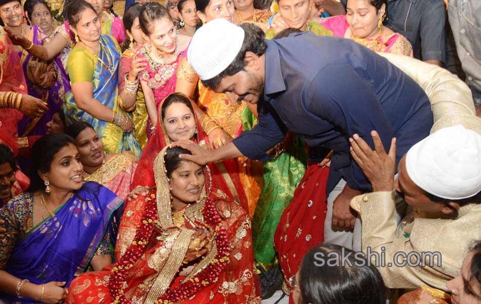 ys jagan blesses newly wed couple in guntur - Sakshi4