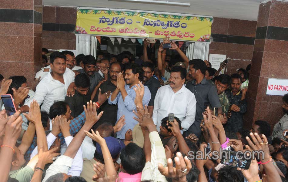 YS jagan mohan reddy visit parvathipuram hospital - Sakshi1