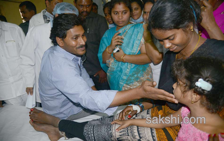 YS jagan mohan reddy visit parvathipuram hospital - Sakshi8