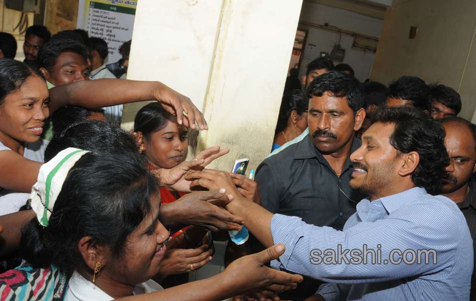 YS jagan mohan reddy visit parvathipuram hospital - Sakshi10