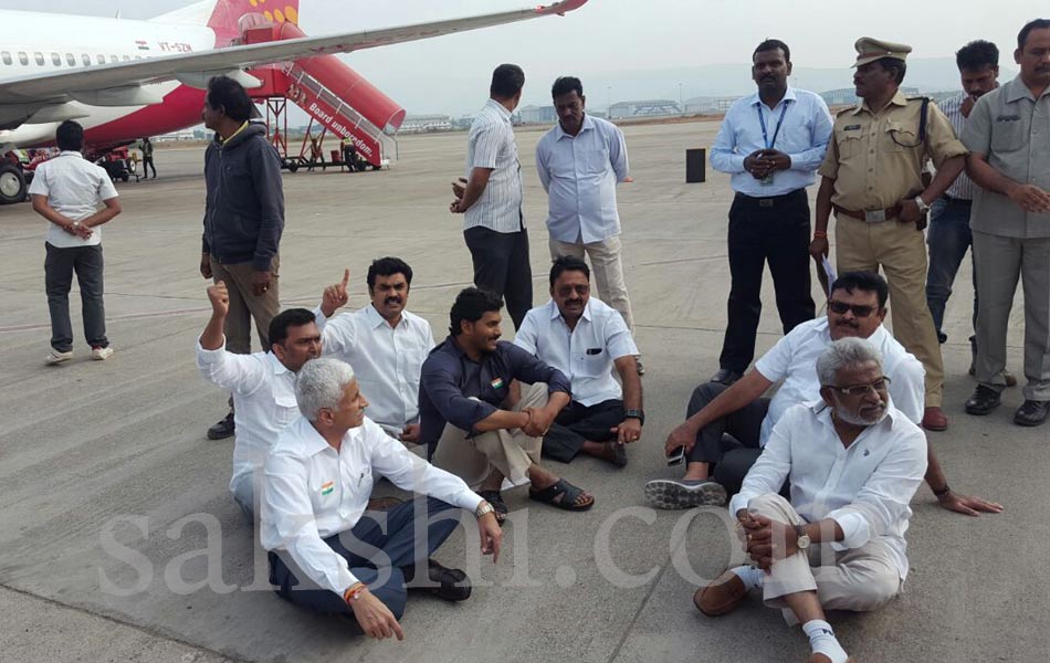 ys jagan stages dharna on vizag runway - Sakshi2