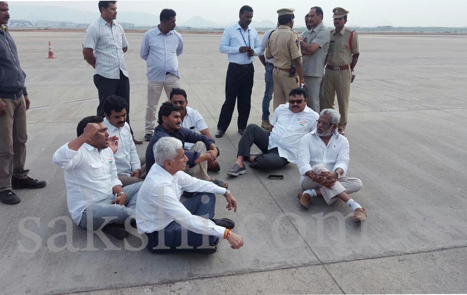 ys jagan stages dharna on vizag runway - Sakshi6