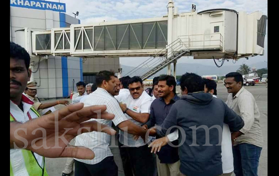 ys jagan stages dharna on vizag runway - Sakshi8