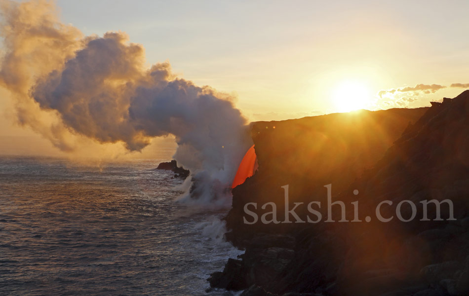 Massive lava stream exploding into ocean in Hawaii6