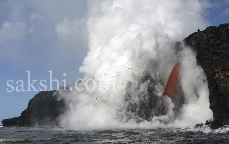 Massive lava stream exploding into ocean in Hawaii7