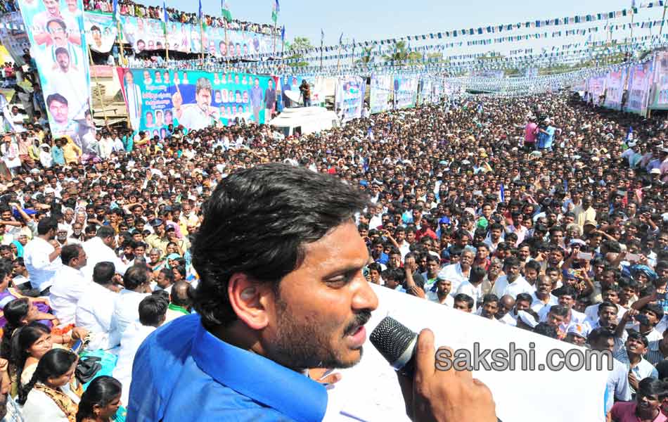 Today YS Jagan Mohan Reddy Mahadarna at uravakonda - Sakshi1