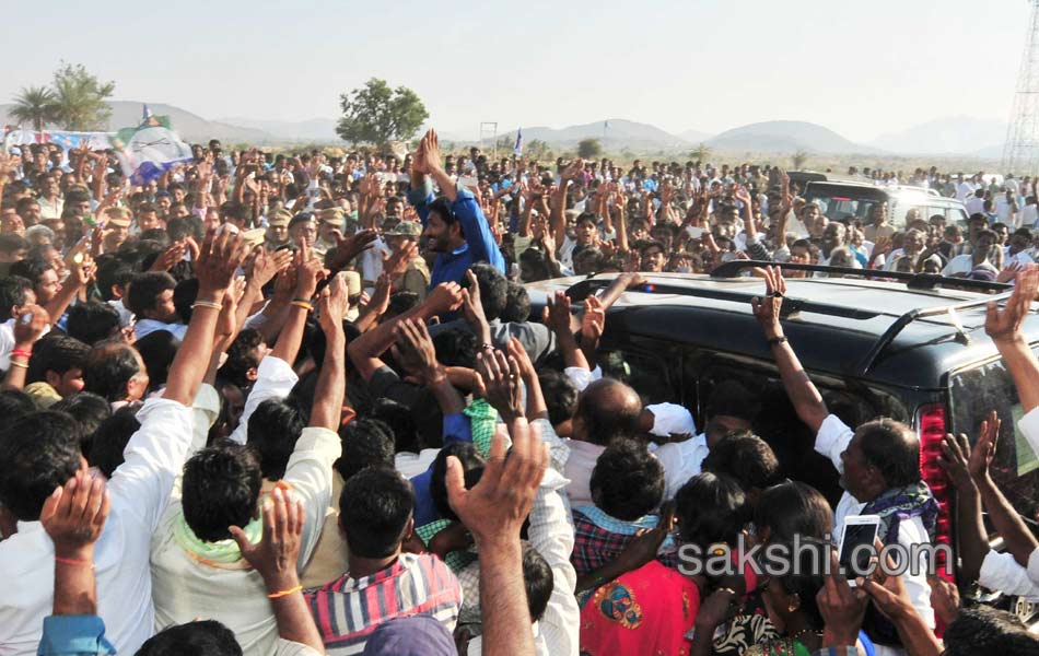 Today YS Jagan Mohan Reddy Mahadarna at uravakonda - Sakshi11