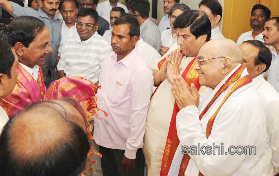 grand welcome on telangana cm kcr - Sakshi1