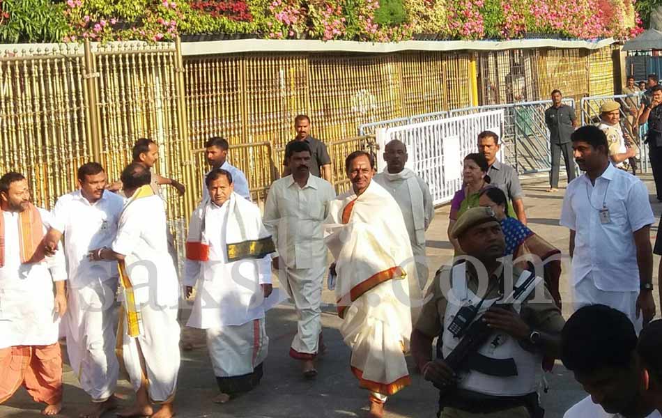 KCR visits tirumala - Sakshi3