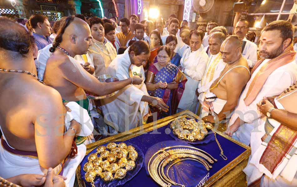 KCR visits tirumala - Sakshi9