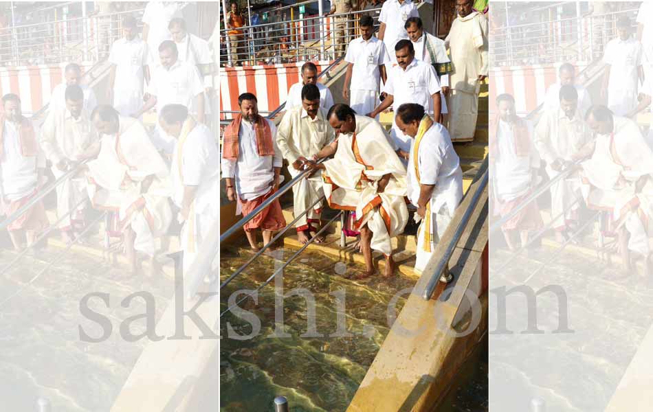 KCR visits tirumala - Sakshi11