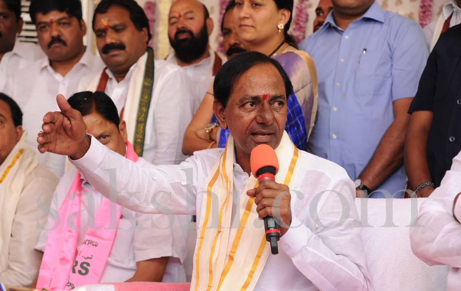 kcr visits Veerabhadra Swamy temple - Sakshi4