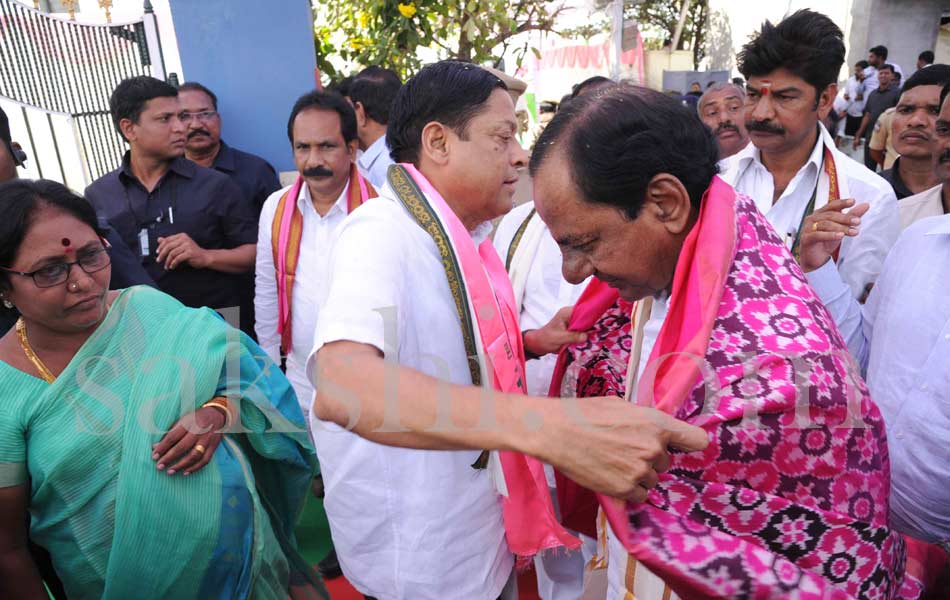 kcr visits Veerabhadra Swamy temple - Sakshi7