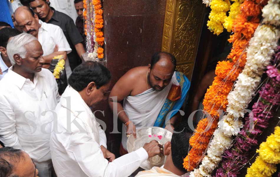 kcr visits Veerabhadra Swamy temple - Sakshi14