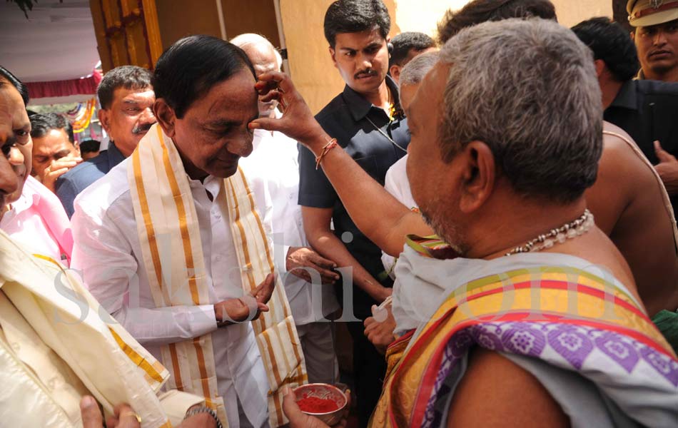 kcr visits Veerabhadra Swamy temple - Sakshi18