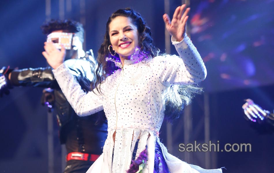 sunny leone dance in Rogue Movie Audio Release Functio - Sakshi5