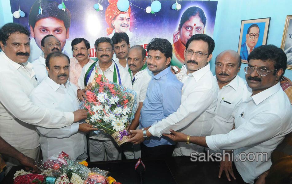 Atp mlc ysrcp vennu poosagopalreddy sambaral lo palgonna ycp leedars - Sakshi1