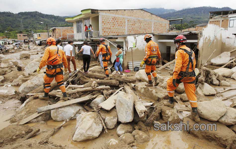 Colombia shaken after surging rivers avalanche leaves3