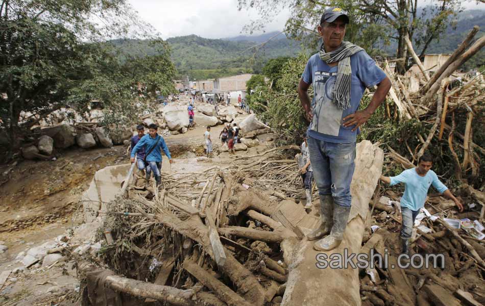 Colombia shaken after surging rivers avalanche leaves12