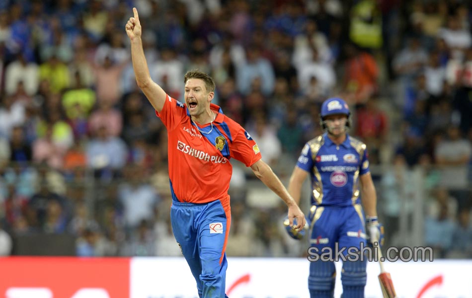 mumbai indians beats gujarat lions by 6 wickets - Sakshi7