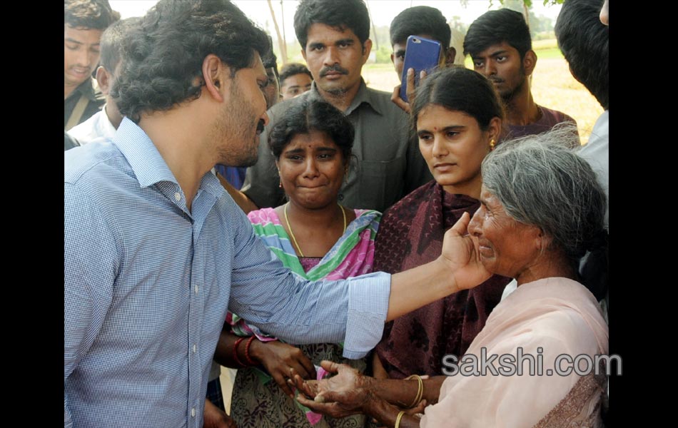 YS Jagan Consoles Yerpedu Tragedy victims - Sakshi5