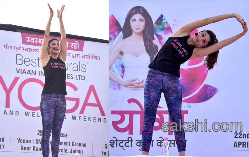 Bollywood Actress Shilpa Shetty performs Yoga in Jaipur1