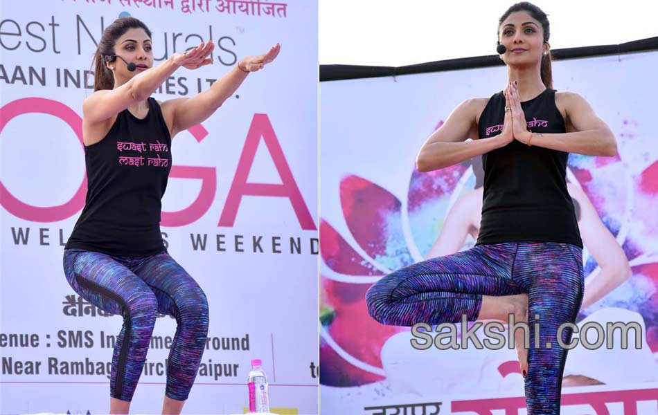 Bollywood Actress Shilpa Shetty performs Yoga in Jaipur10