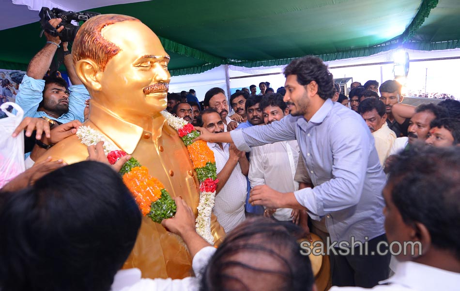 YS Jagan Mohan Reddy kickstarts Rythu deeksha in guntur - Sakshi13