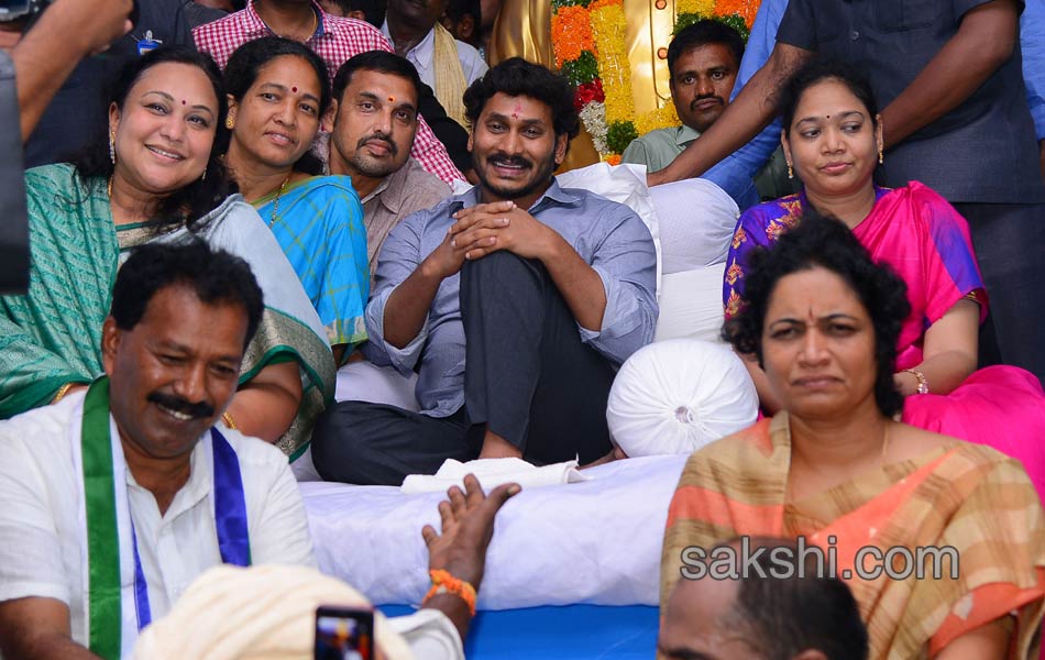 YS Jagan Mohan Reddy kickstarts Rythu deeksha in guntur - Sakshi24