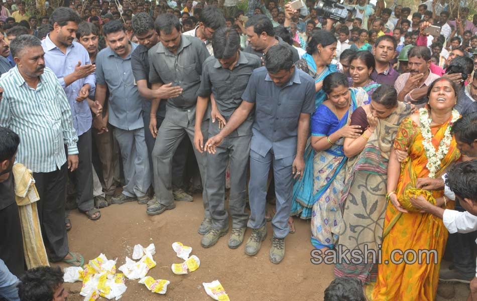 ys jagan attend cherukulapadu narayana reddy funeral - Sakshi1