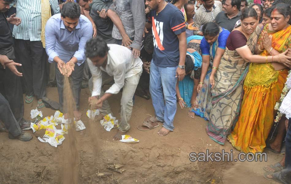 ys jagan attend cherukulapadu narayana reddy funeral - Sakshi10