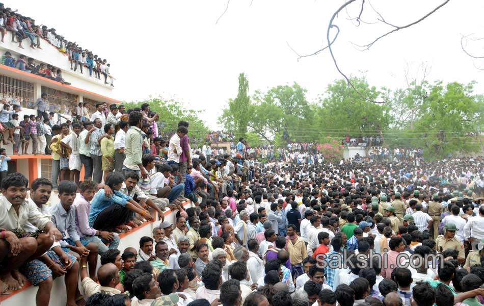 ys jagan attend cherukulapadu narayana reddy funeral - Sakshi14